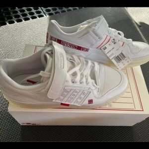 Young Men’s Adidas Forum Lows Size 8